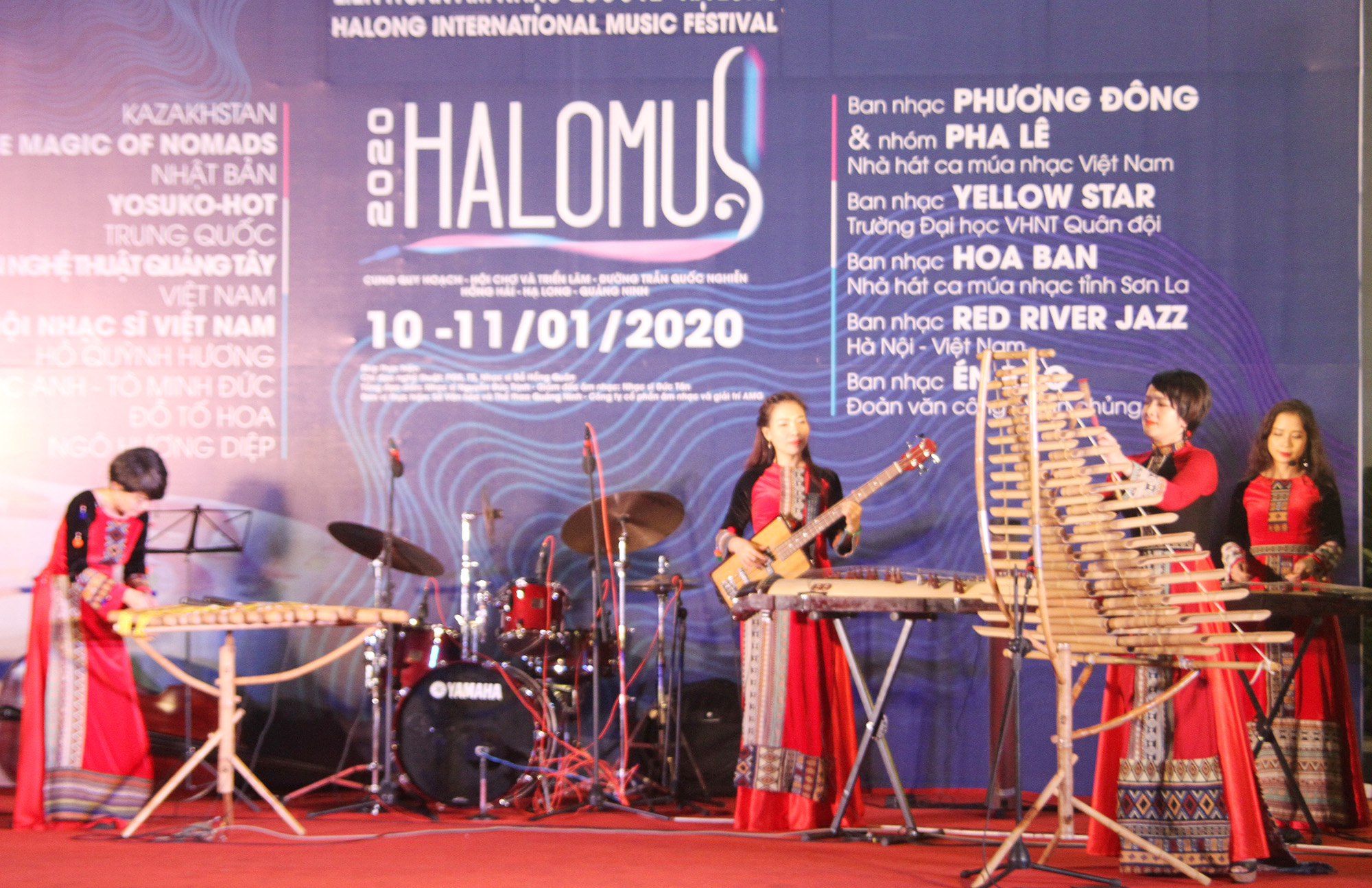 Nhiều nhạc cụ dân tộc đã được giới thiệu đến du khách quốc tế.