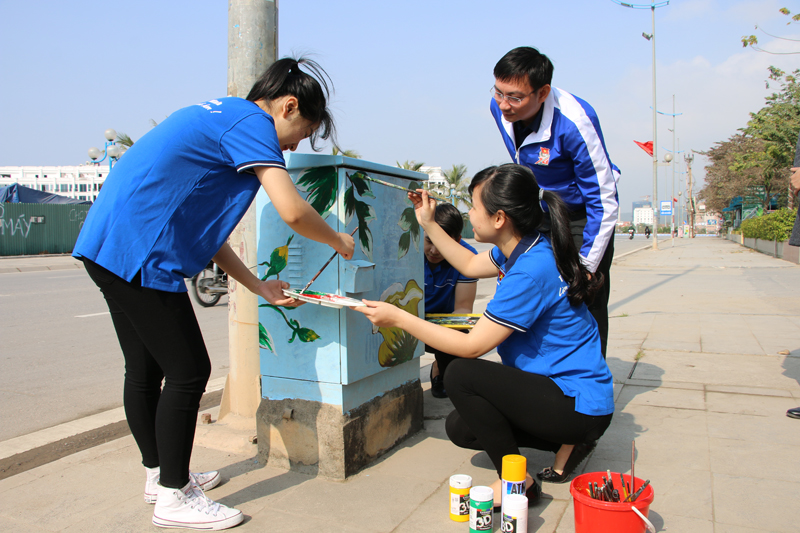 Đoàn viên, thanh niên TP Hạ Long tham gia vẽ, trang trí các tủ điện dọc tuyến đường chính của phường Bãi Cháy. Ảnh: Nguyễn Dung.