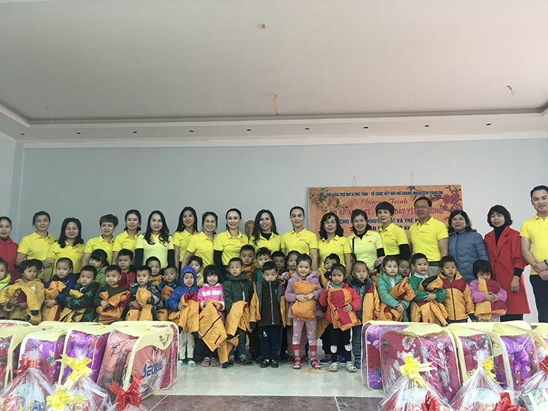 Tổ chức kết nối nữ doanh nhân Sen Vàng Quảng Ninh trao tặng áo ấm cho trẻ em tại huyện Ba Chẽ