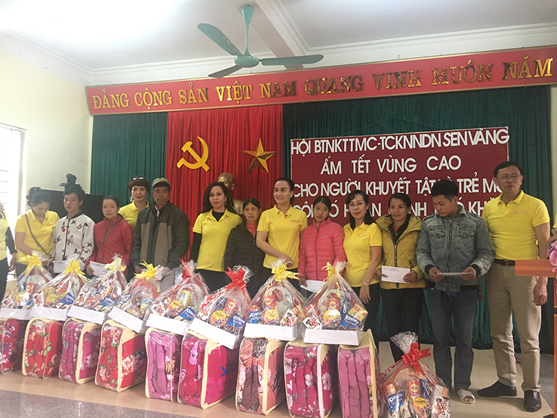 Tổ chức kết nối nữ doanh nhân Sen Vàng Quảng Ninh trao tặng quà cho người khuyết tật, trẻ em khuyết tật, trẻ mồ côi tại huyện Bình Liêu. 