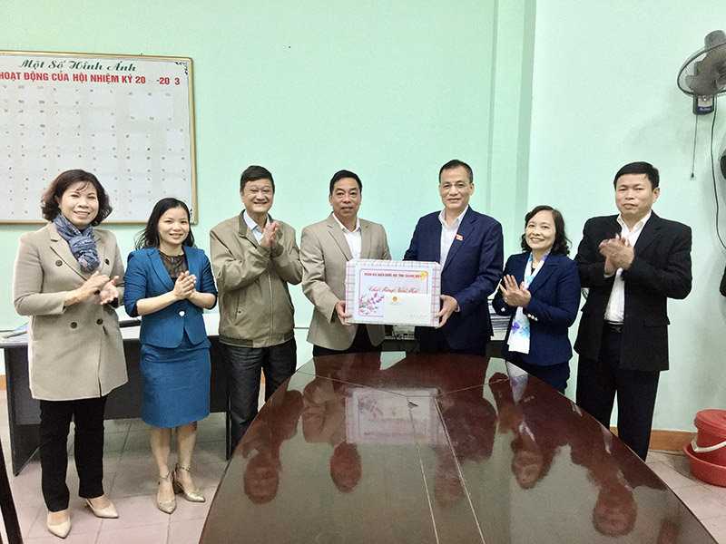 ĐBQH Trần Văn Minh tặng quà Hội Bảo trợ người tàn tật và trẻ mồ côi thành phố