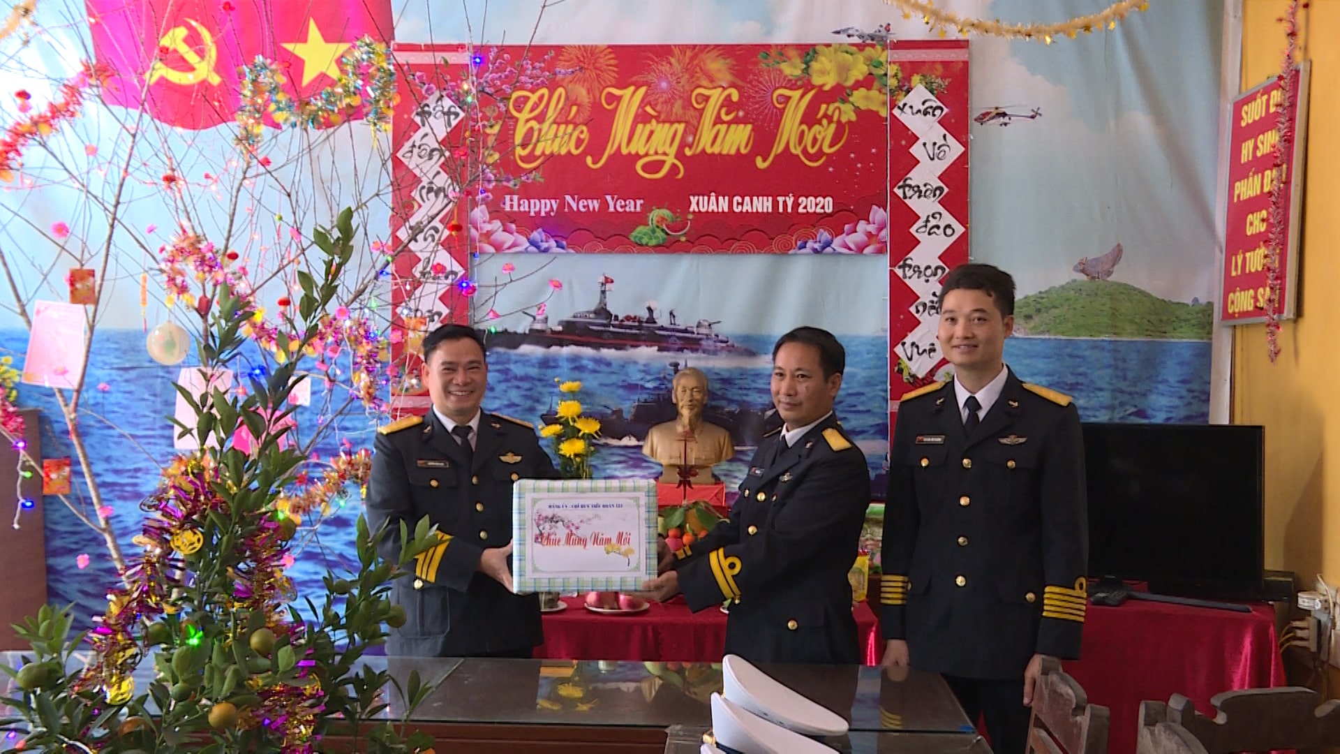 Bộ Tư lệnh Vùng I Hải quân tặng quà chiến sĩ rada 480, đóng quân trên đảo Trần