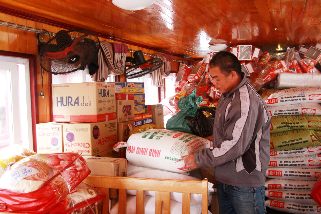 Người dân vận chuyển gạo, hàng hóa ra xã đảo Thắng Lợi, Ngọc Vừng phục vụ Tết.