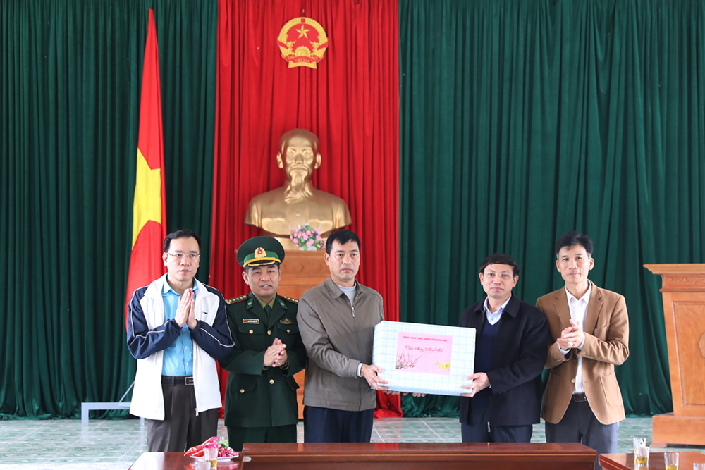Bí thư Tỉnh ủy Nguyễn Xuân Ký tặng quà chúc mừng năm mới