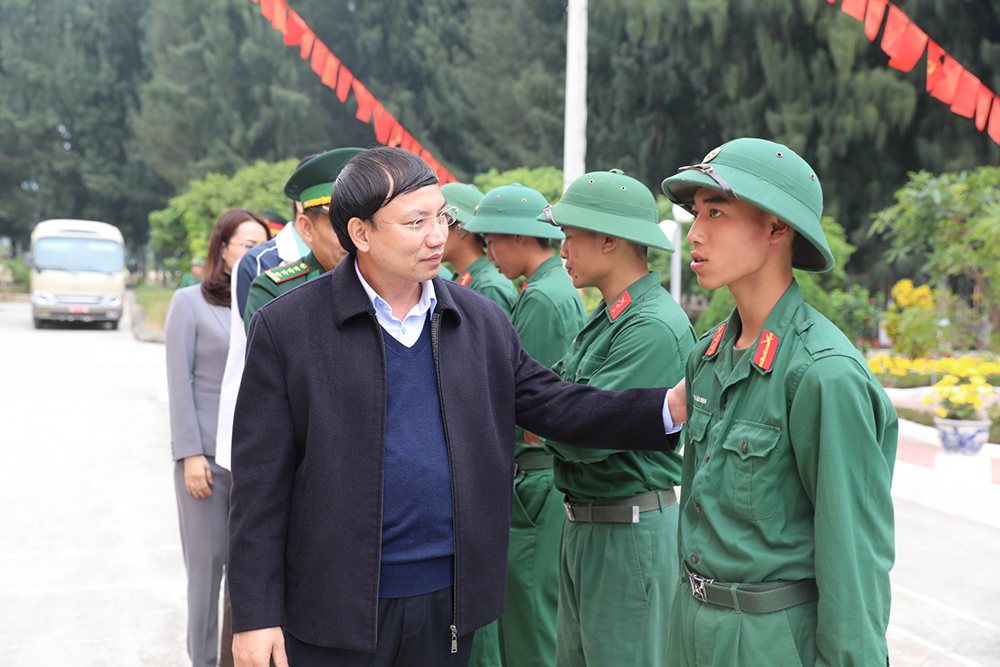 Bí thư Tỉnh ủy Nguyễn Xuân Ký trò chuyện với chiến sĩ làm nhiệm vụ trên đảo Ngọc Vừng.
