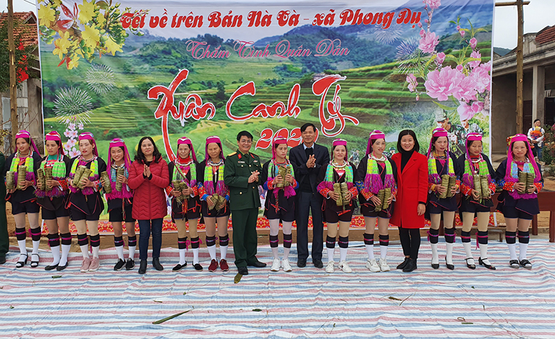 Lãnh đạo Ban CHQS huyện tặng bánh trưng cho các hộ dân Khu tái định cư bản Nà Cà (Tiên Yên).