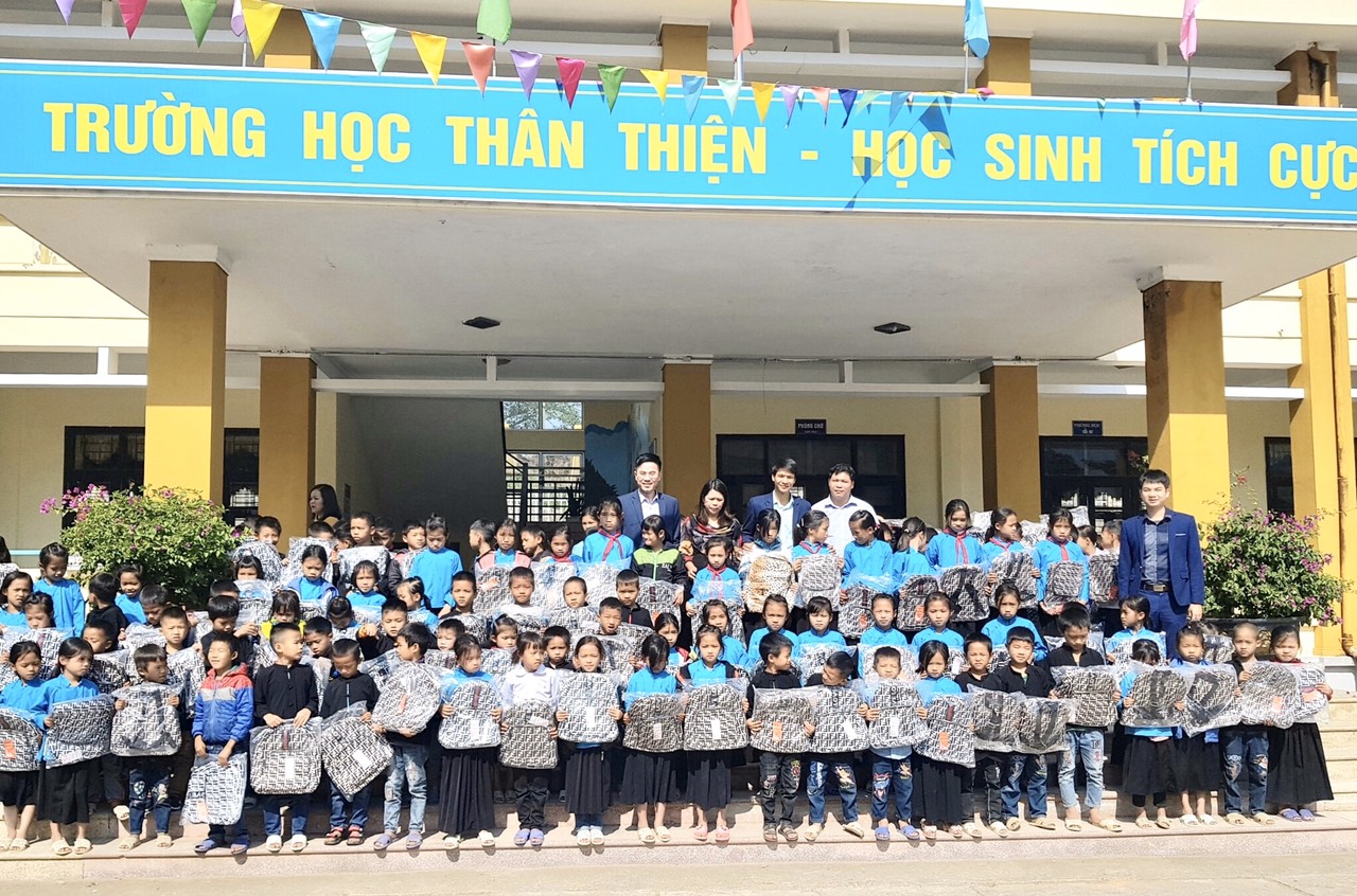 CLB Đầu tư và Khởi nghiệp Quảng Ninh phối hợp thăm, tặng 150 suất quà cho các học sinh trường tiểu học Húc Động, xã Húc Động, huyện Bình Liêu.