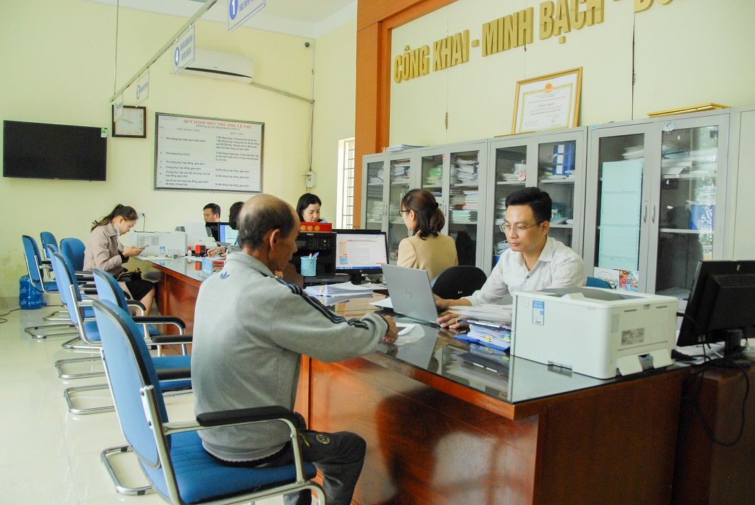 Bộ phận tiếp nhận và trả kết quả hiện đại thị trấn Quảng Hà (huyện Hải Hà) ngay lập tức hoạt động ổn định, đảm bảo giải quyết thủ tục hành chính cho người dân sau ngày sáp nhập.