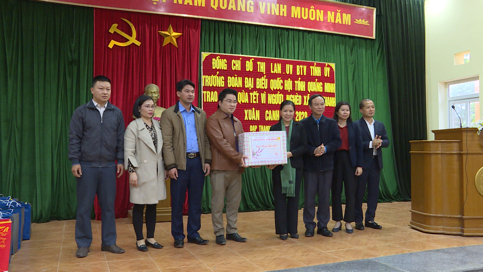 Đồng chí Đỗ Thị Lan tặng quà cho Đảng ủy, HĐND, UBND xã Đạp Thanh