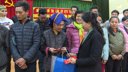 Đồng chí Đỗ Thị Lan trao quà Tết cho bà con nhân dân xã Đạp Thanh