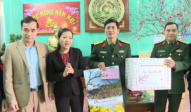Đ/c Đỗ Thị Lan thăm, chúc Tết tại Trung đoàn bộ binh 42, huyện Tiên Yên