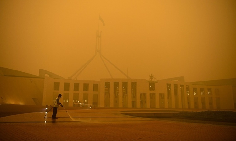 Khói cháy rừng bao phủ tòa nhà quốc hội Australia ở Canberra ngày 5/1. Ảnh: Reuters.