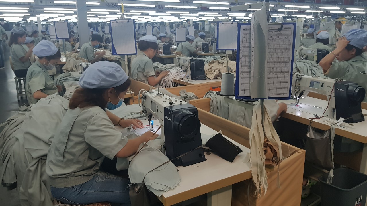 Sản xuất tại Công ty TNHH May mặc Hoa Lợi Đạt Việt Nam (KCN Cảng biển Hải Hà).