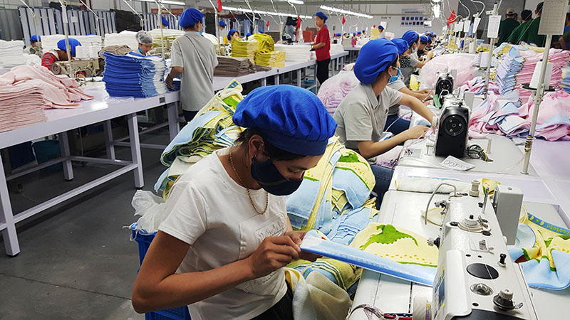 Sản xuất khăn mặt, khăn tắm tại Công ty TNHH Đại Đông Việt Nam (KCN Cảng biển Hải Hà).