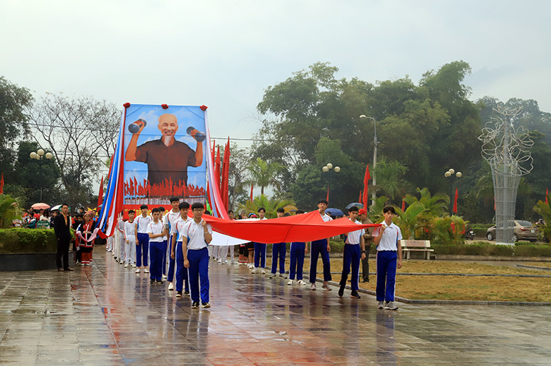 Diễu hành rước cờ Tổ quốc, cờ trải HKPĐ và ảnh Bác