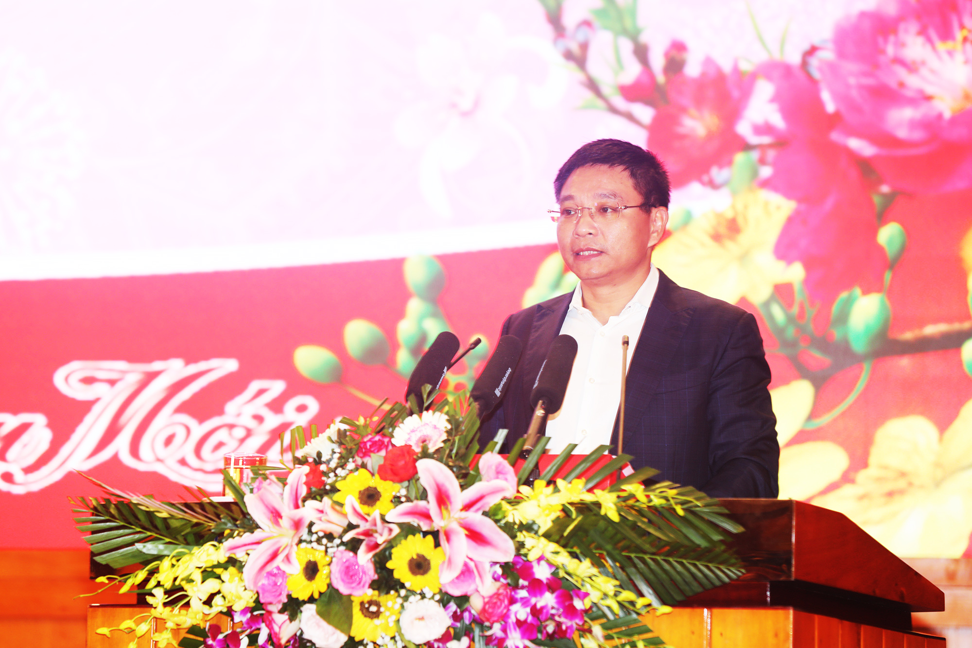 Đồng chí Nguyễn Văn Thắng, Phó Bí thư Tỉnh ủy, Chủ tịch UBND tỉnh báo cáo khái quát những nét nổi bật trong phát triển KT-XH của Quảng Ninh.
