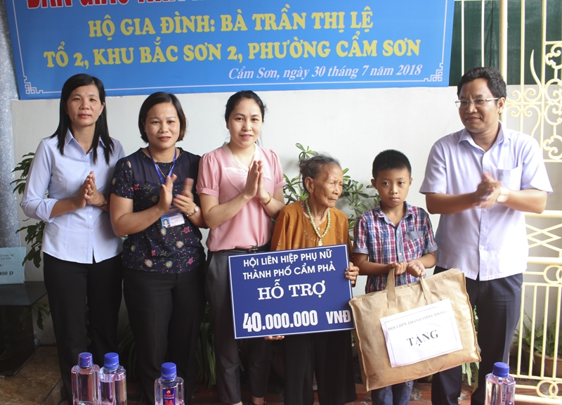 Hội LHPN thành phố Cẩm Phả trao tiền hỗ trợ phụ nữ nghèo phường Cẩm Sơn. Ảnh: Thùy Dung