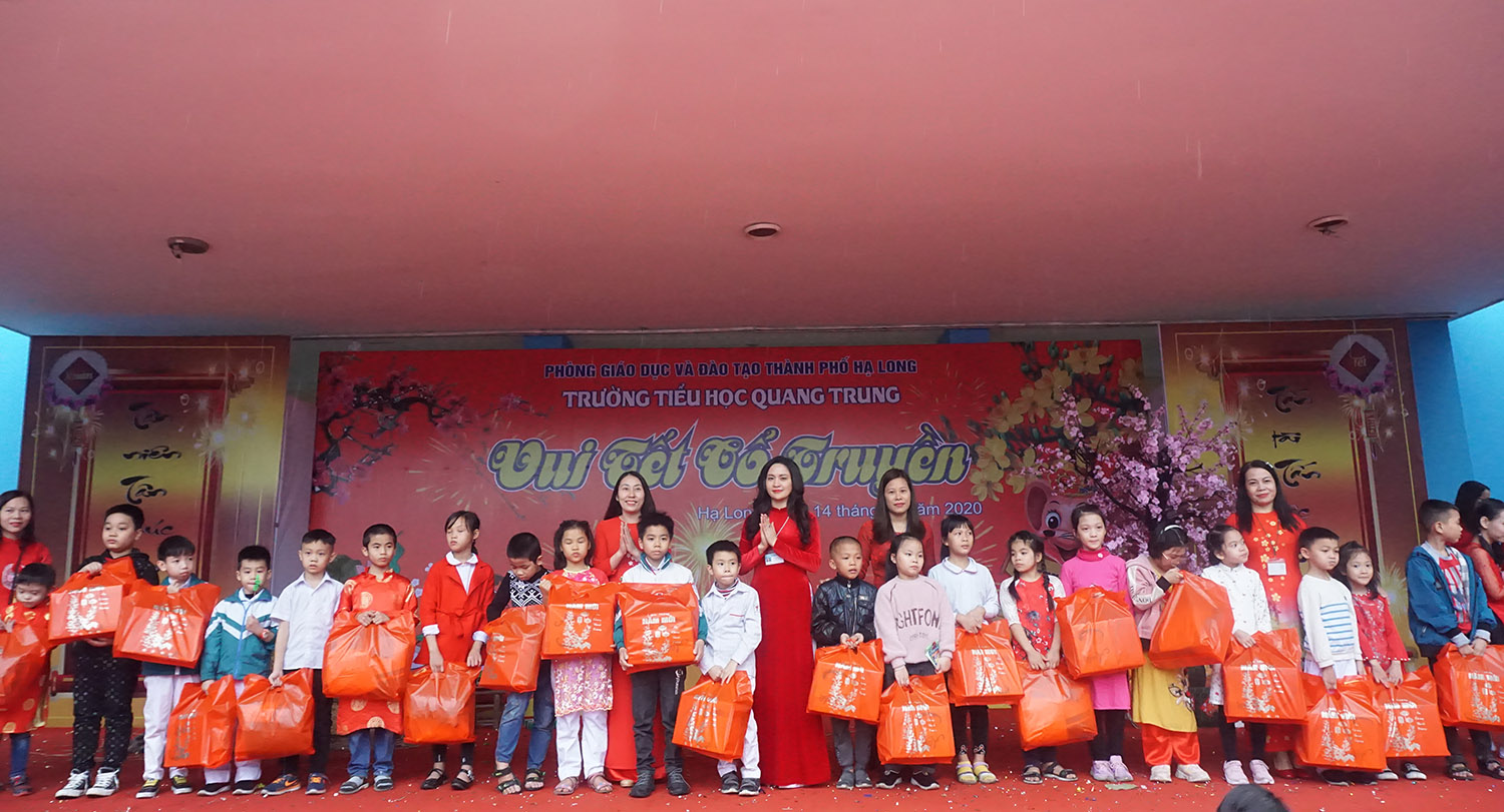 Nhân dịp này, Trường Tiểu học Quang Trung cũng đã trao tặng 28 phần quà Tết cho các em nhỏ có hoàn cảnh khó khăn trong nhà trường.