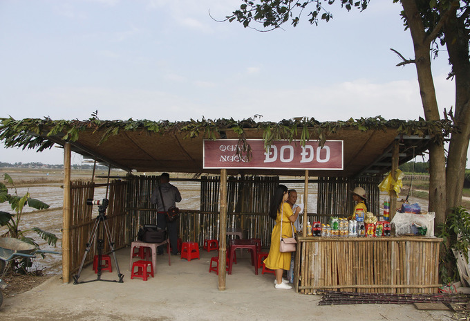 Thấy nhiều người tìm về cây vông đồng chụp ảnh, người dân ở thôn Hà Lang cũng xây dựng quán nước làm từ tre với cái tên Đo Đo như tên ngôi làng trong phim Mắt Biếc trên lối đi đến chỗ cây.