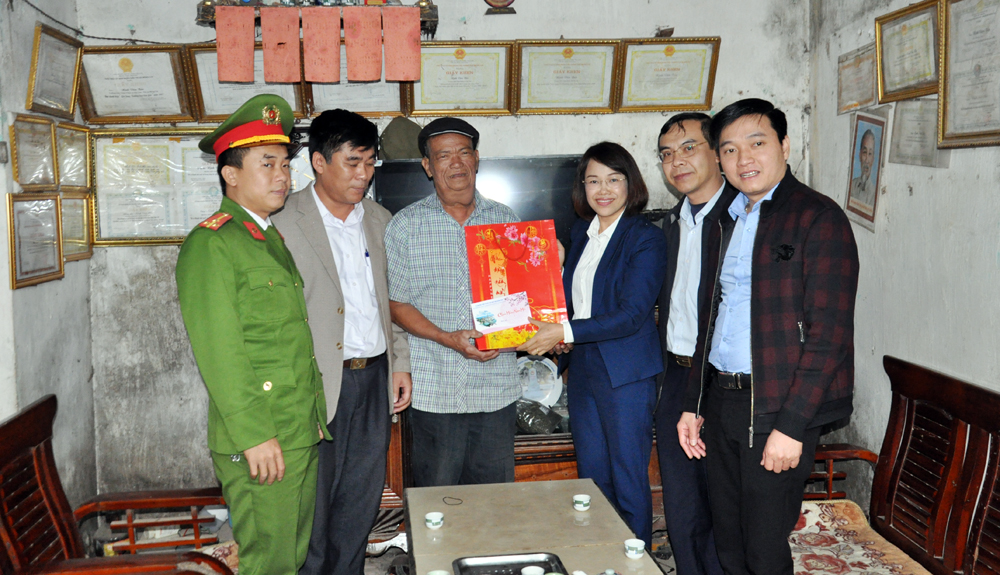 Thăm, tặng quà Tết gia đình ông Nịnh Văn Bảo, thôn Thán Phún, xã Bắc Sơn, Móng Cái.