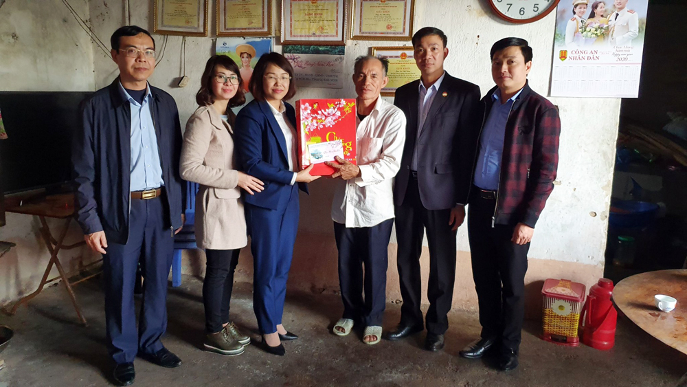 Đoàn đến thăm, tặng quà Tết gia đình ông Síu Phổ Sáng, người uy tín bản Mào Liểng, xã Quảng Lâm, huyện Đầm Hà.