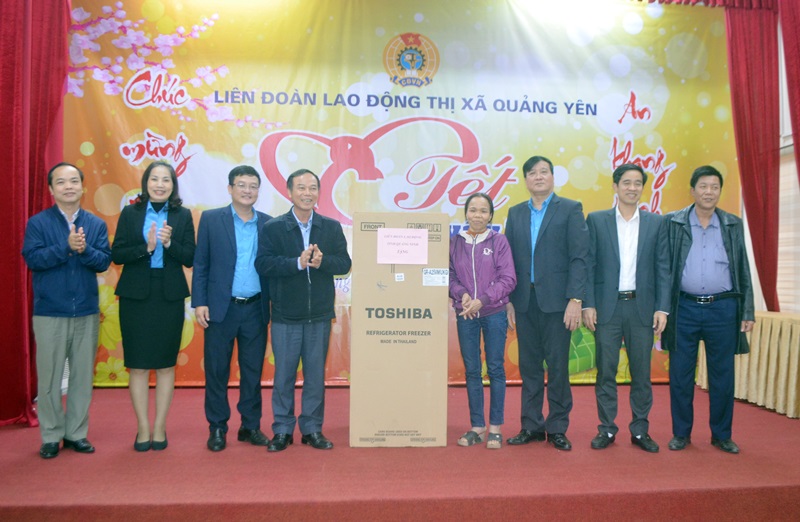 Chị Vũ Thị Thanh, công nhân Công ty CP Xuất nhập khẩu Thủy sản 2 Quảng Ninh may mắn nhận được chiếc tủ lạnh giá trị của LĐLĐ tỉnh.