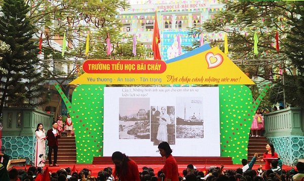 Học sinh tìm hiểu về Đảng Cộng Sản Việt Nam qua những đoạn phim ngắn.