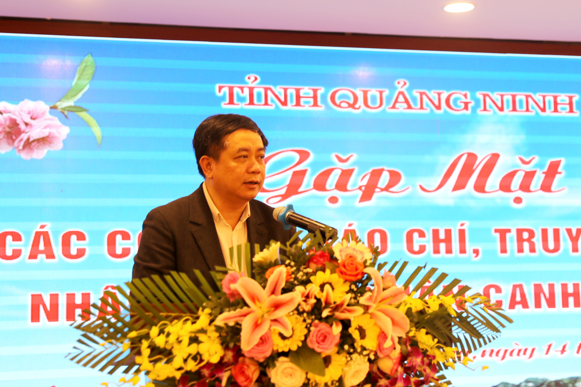 Đồng chí Mai Vũ Tuấn, Giám đốc Trung tâm Truyền thông tỉnh, Chủ tịch Hội Nhà báo tỉnh, phát biểu đáp từ.