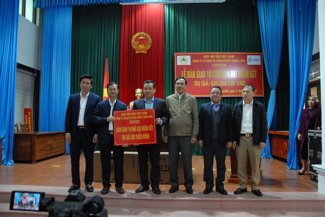 Lãnh đạo Ủy ban MTTQ các huyện Bình Liêu, Tiên Yên, Ba Chẽ đại diện nhận bàn giao nhà Đại đoàn kết cho các gia đình hộ nghèo tại địa phương.