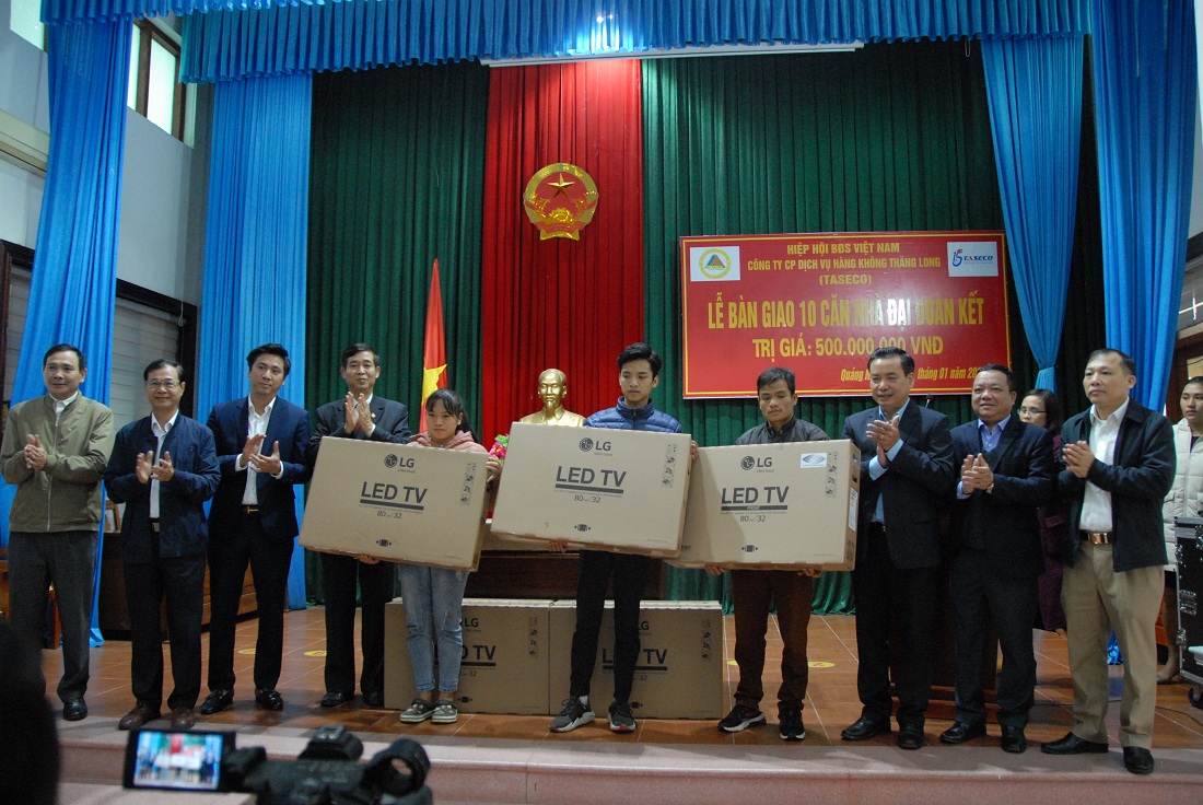 Hiệp hội Bất động sản Việt Nam tặng tivi cho các hộ nghèo.