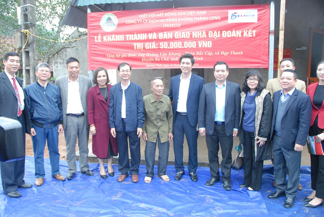 Các đại biểu tham dự lễ khánh thành nhà Đại đoàn kết tại xã Đạp Thanh, huyện Ba Chẽ.