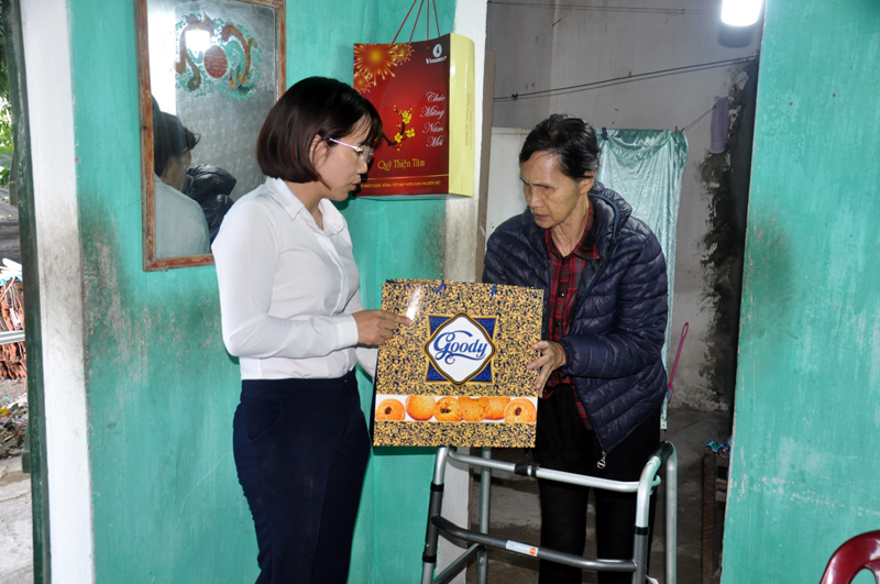 Cán bộ MTTQ xã Đông Xá (Vân Đồn) tặng quà Tết gia đình bà Lý Thị Hồng thuộc diện hộ nghèo tại thôn Đông Thành