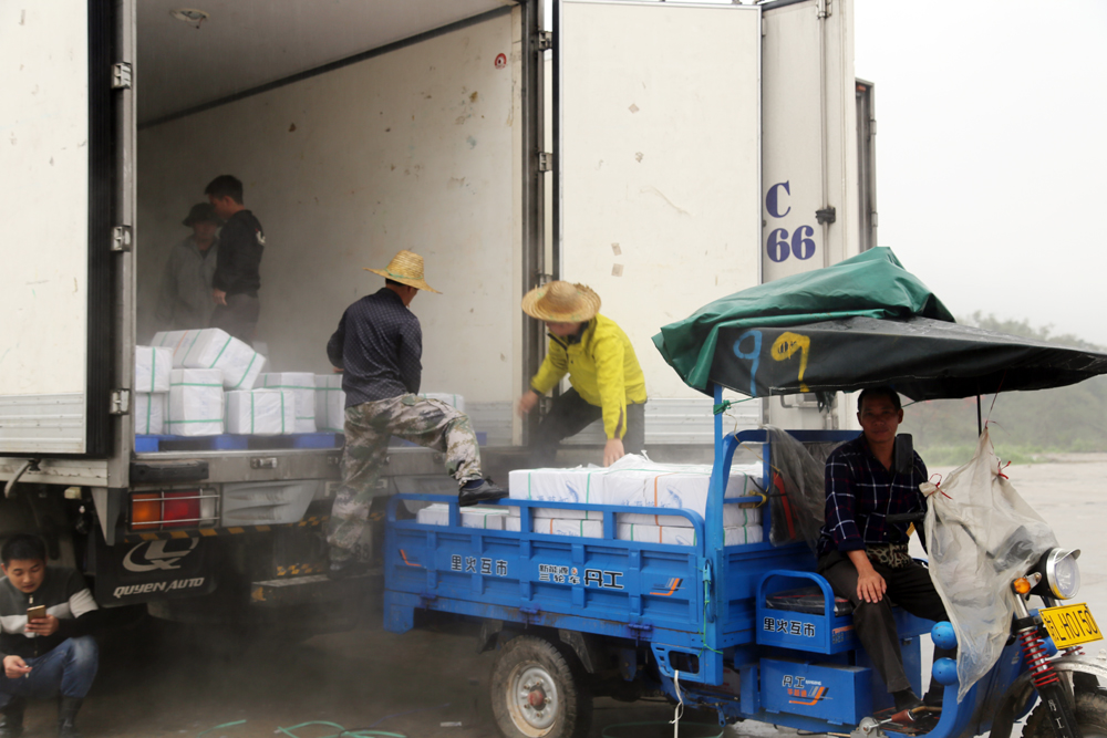 Xuất khẩu hàng hóa tại Cửa khẩu Bắc Phong Sinh.