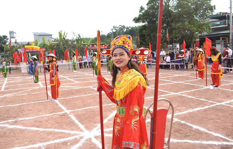 Các quân cờ đều là các cô gái trong Hội cờ người xã Đài Xuyên năm 2019