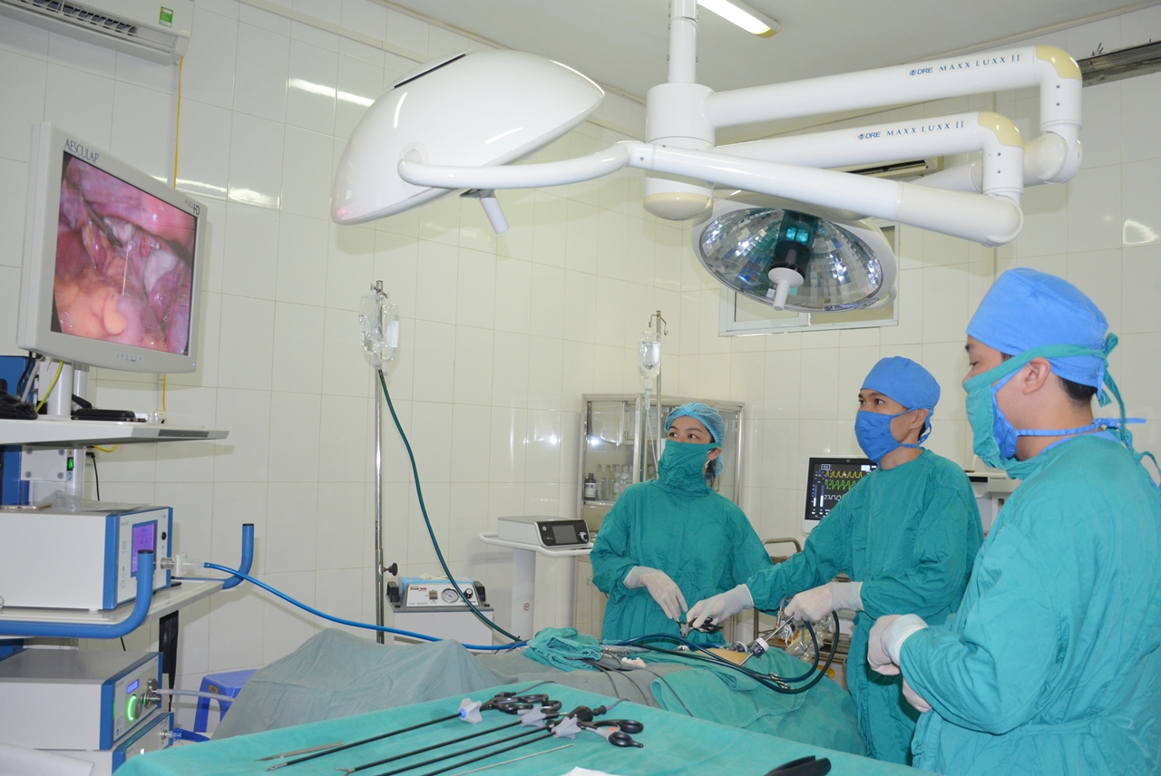 Phẫu thuật cắt u xơ tử cung cho người bệnh tại TTYT huyện Hải Hà.