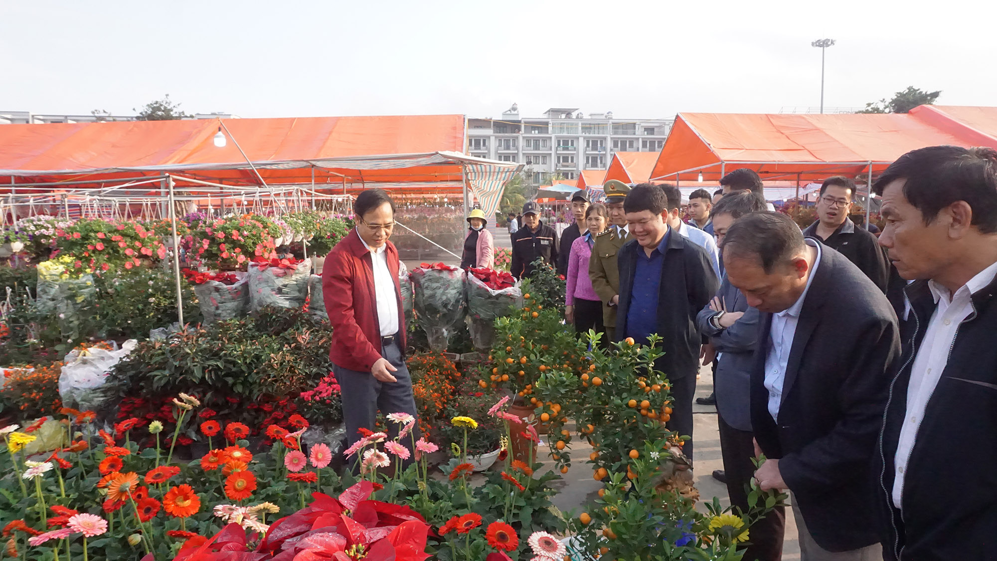 Đồng chí Đặng Huy Hâu, Phó Chủ tịch Thường trực UBND tỉnh kiểm tra tại khu vực Chợ Hoa Xuân 2020.