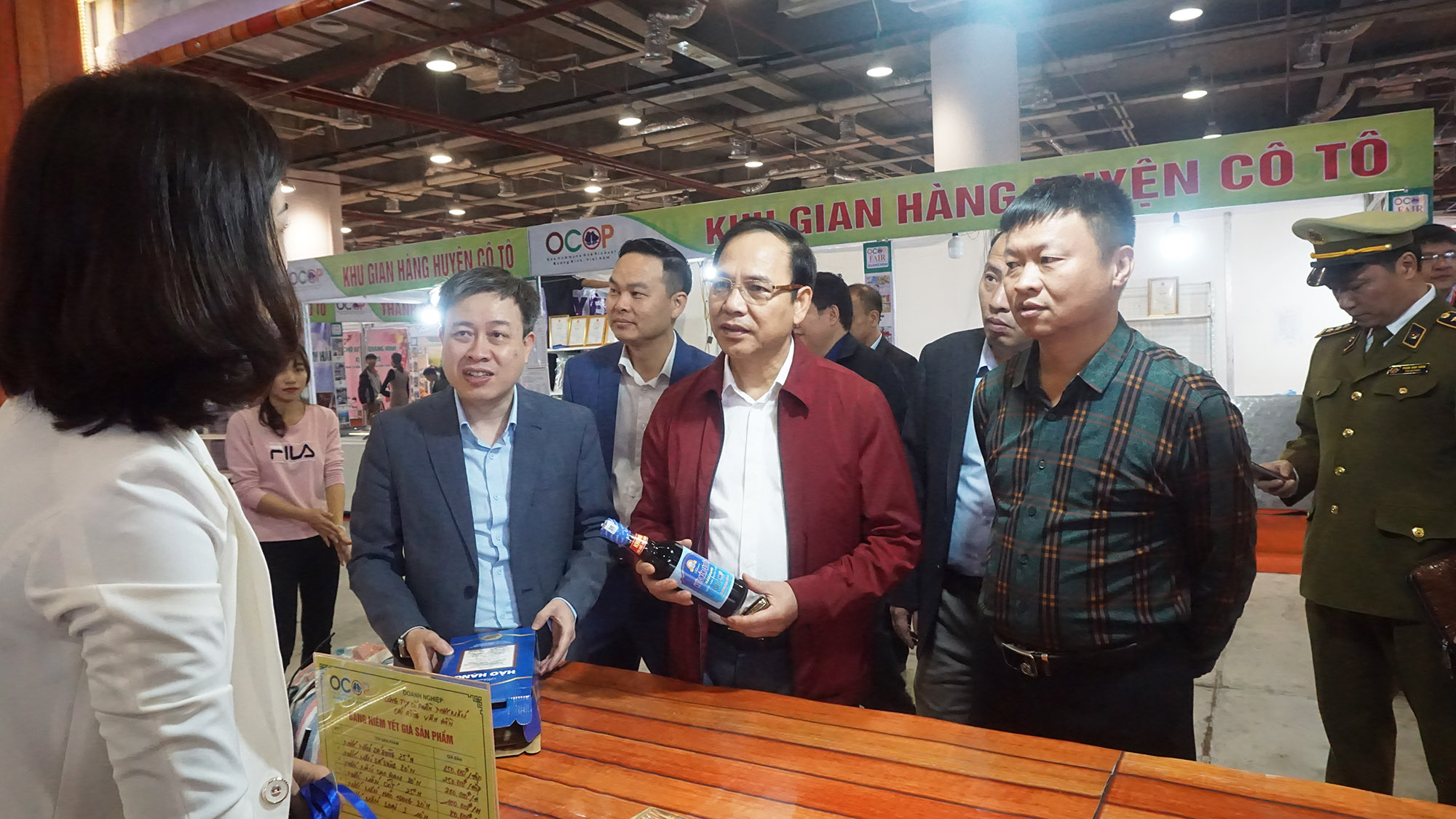 Đồng chí Đặng Huy Hậu, Phó Chủ tịch Thường trực UBND tỉnh kiểm tra chất lượng một số sản phẩm của các đơn vị tham gia Hội chợ.