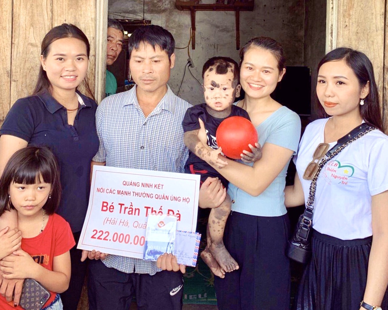 Nguyễn Thu Phương cùng nhóm thiện nguyện trao tiền hỗ trợ cho gia đình bé Trần Thế Đà (xã Quảng Long, huyện Hải Hà).