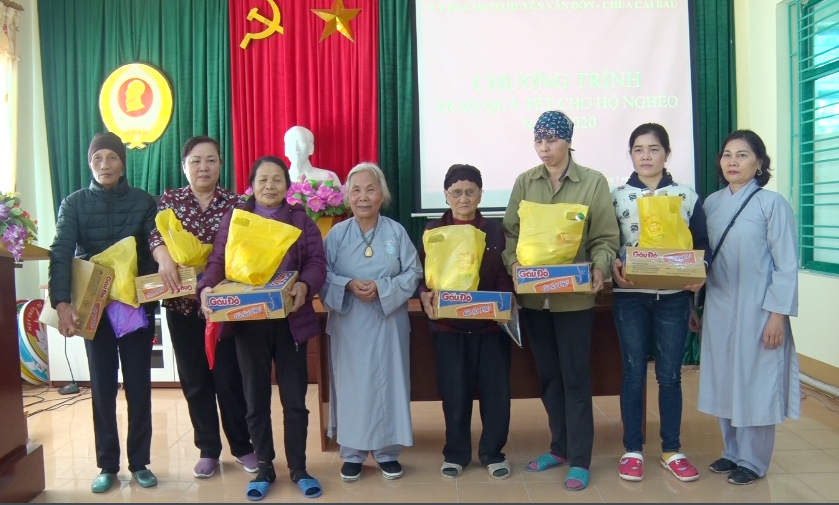 MTTQ huyện Vân Đồn phối hợp với chùa Cái Bầu tặng quà cho 104 hộ nghèo, người mù trên địa bàn huyện nhân dịp Tết Nguyên đán Canh Tý 2020