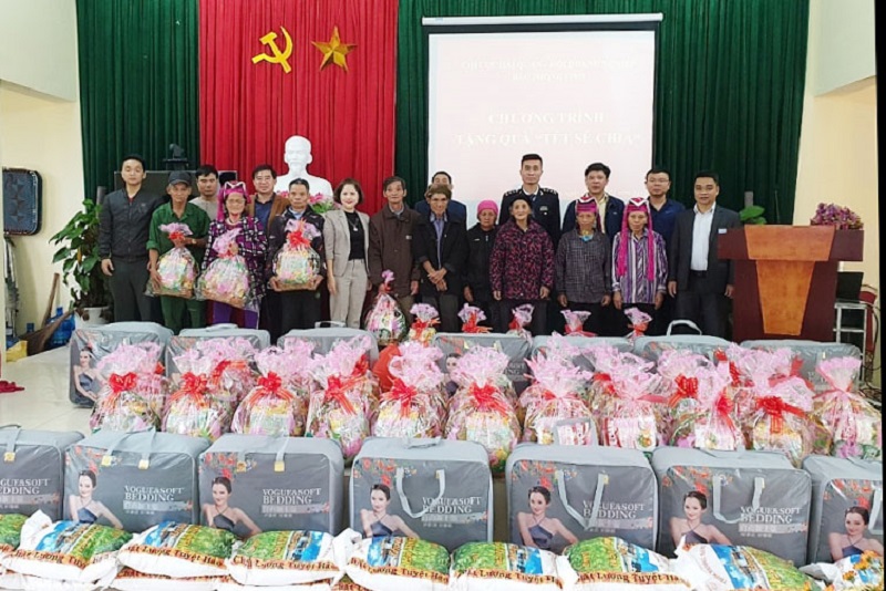 CBCC Hải quan Quảng Ninh trao quà cho các hộ gia đình.