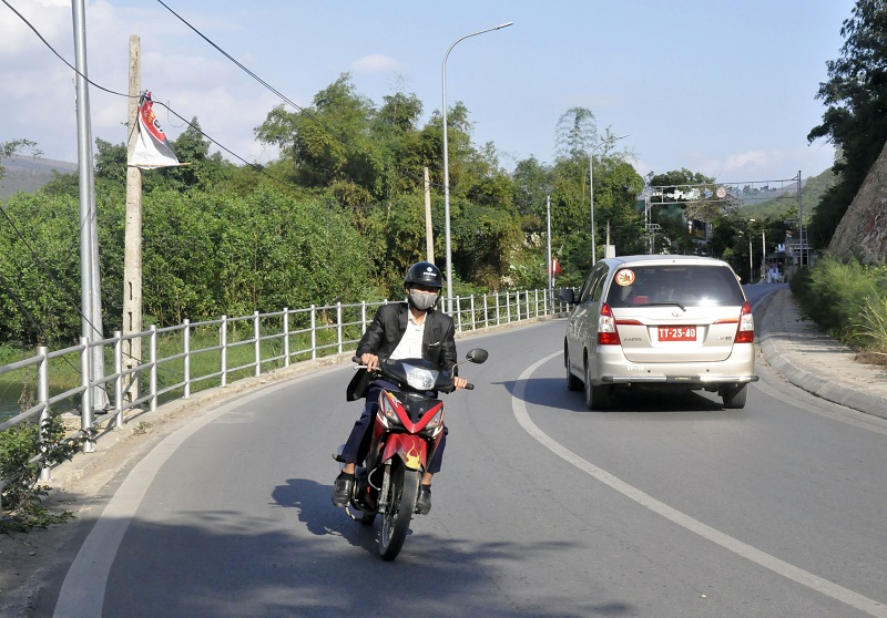 đường Hành Hương Yên Tử thuộc phường Bắc Sơn và hệ thống điện chiếu sáng tuyến đường này 