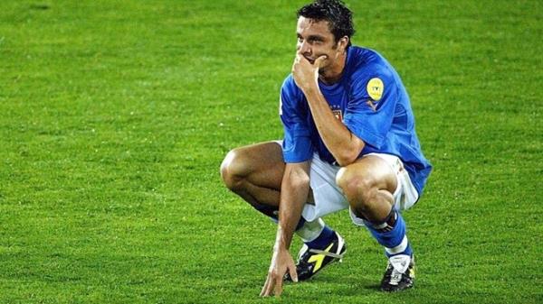 Italia bị loại đau đớn ở EURO 2004.