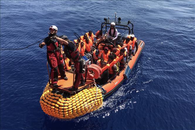 Người di cư được cứu trên Địa Trung Hải ngày 12/8/2019. Ảnh minh họa: AFP/TTXVN