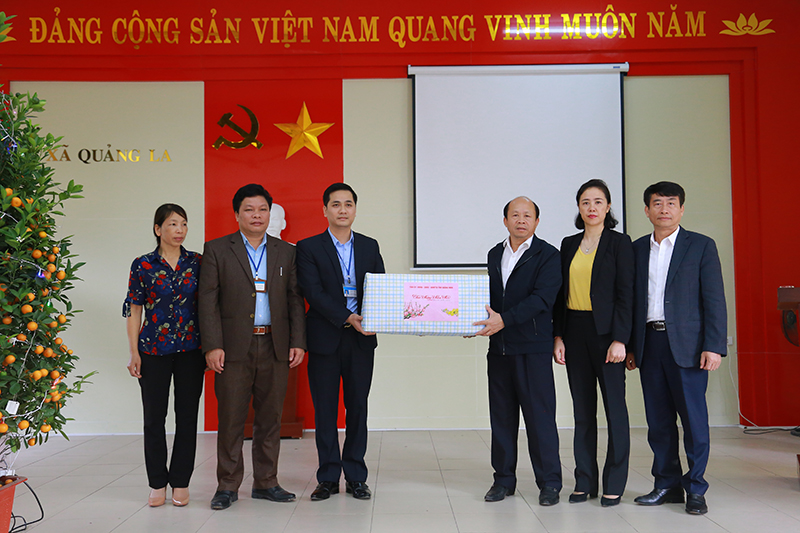 Đồng chí Vũ Xuân Diện cùng đoàn công tác thăm, tặng quà Tết xã Quảng La, TP Hạ Long.