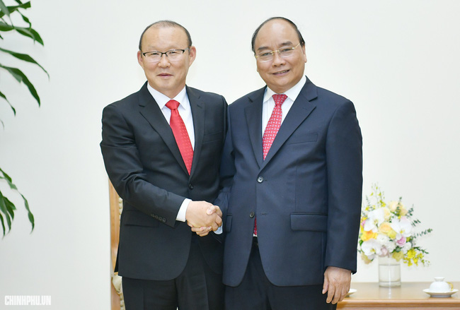 Thủ tướng Nguyễn Xuân Phúc và HLV Park Hang Seo (Ảnh: VGP)