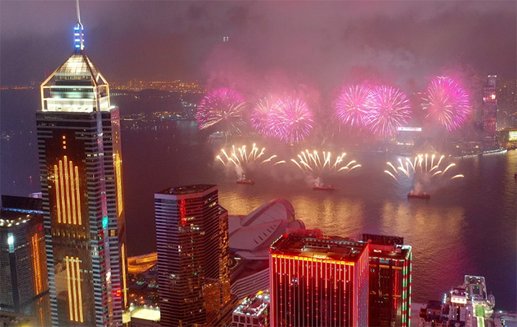 Màn pháo hoa mừng năm mới Âm lịch vào năm ngoái tại cảng Victoria, Hong Kong. Ảnh: SCMP