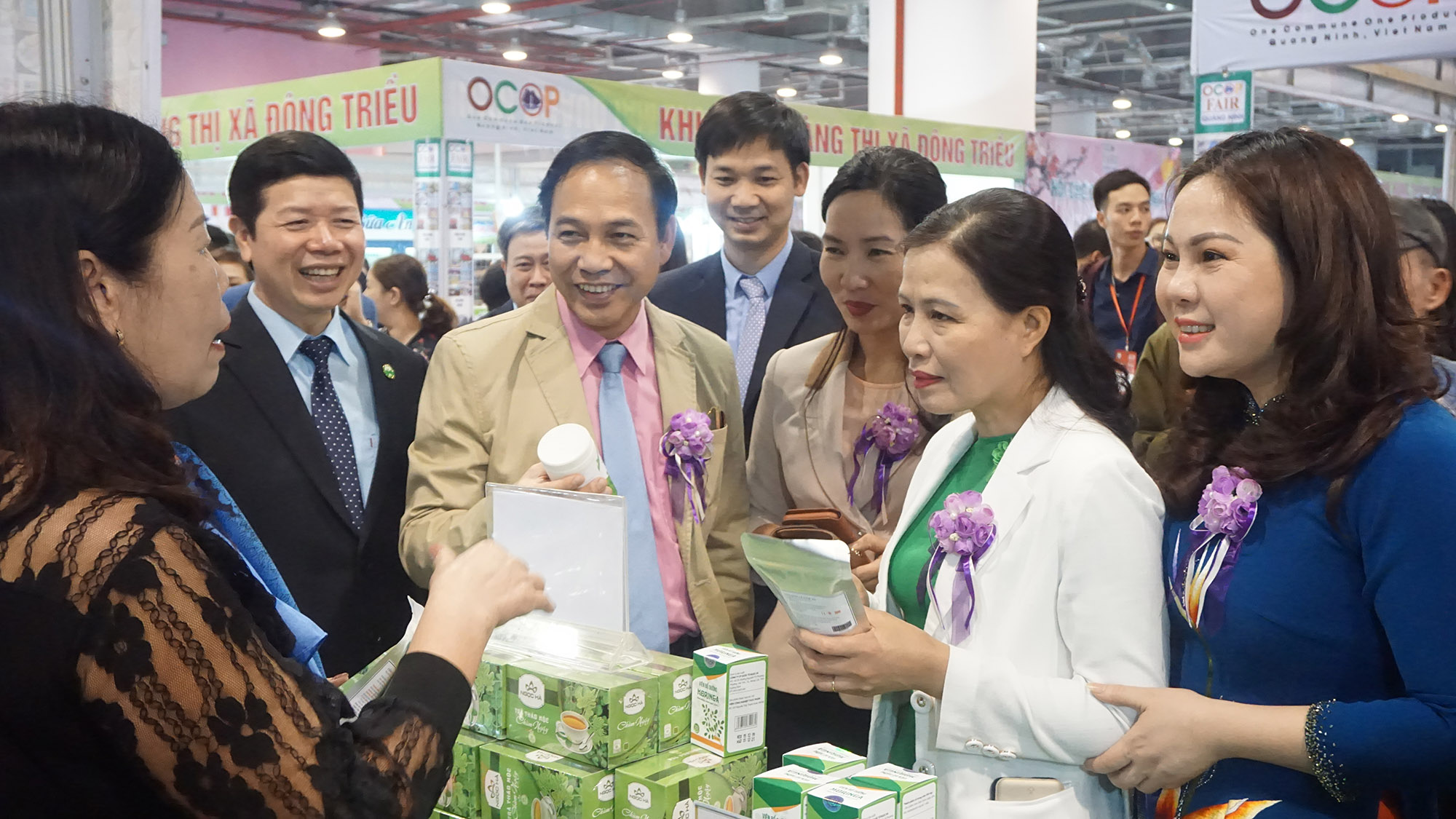 Các đồng chí lãnh đạo tỉnh đi thăm một số gian hàng OCOP tại Hội chợ OCOP Quảng Ninh - Xuân 2020.