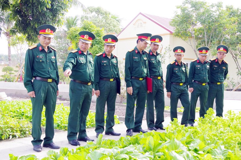 Trung tá Nguyễn Hữu Lập, Trưởng Ban Quân nhu (thứ 3, từ trái sang) tích cực tham mưu triển khai công tác tăng gia sản xuất cải thiện đời sống bộ đội. 