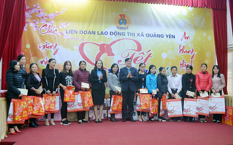 LĐLĐ TX Quảng Yên trao tặng suất quà cho công nhân trên địa bàn tại trong chương trình 