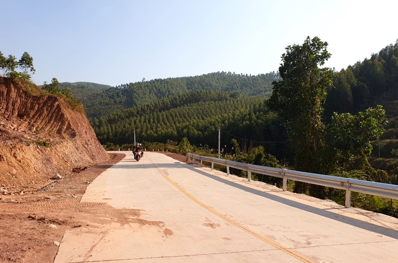 Con đường mới hoàn thành đi qua thôn Tân Tiến.